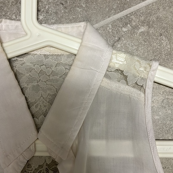 A&F Sleeveless Lace White Button Down - Picture 2 of 3